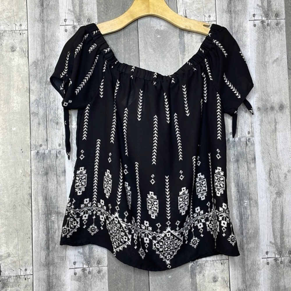 SOCIETY Girl black & white geometric print blouse. Tie details on sleeves. Small